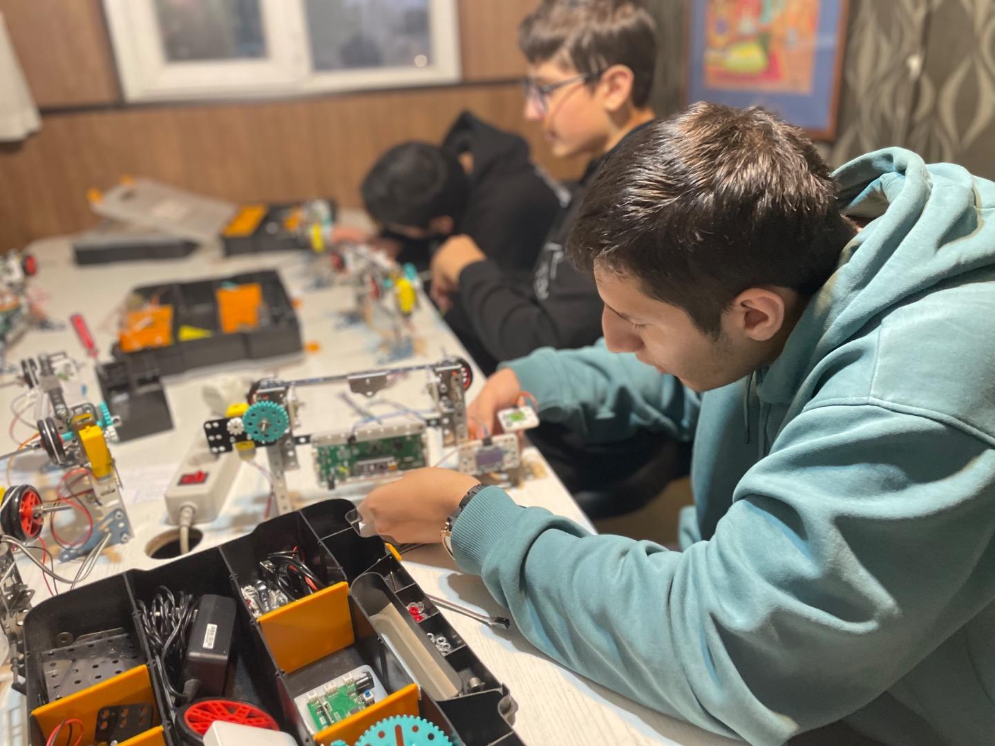 عکس آموزشگاه رباتیک و هنر راچینه علم و صنعت