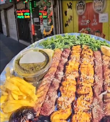 عکس تهیه غذای همراه