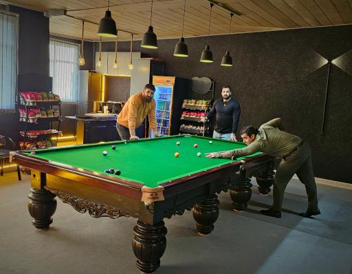 عکس باشگاه بیلیارد توپ سیاه