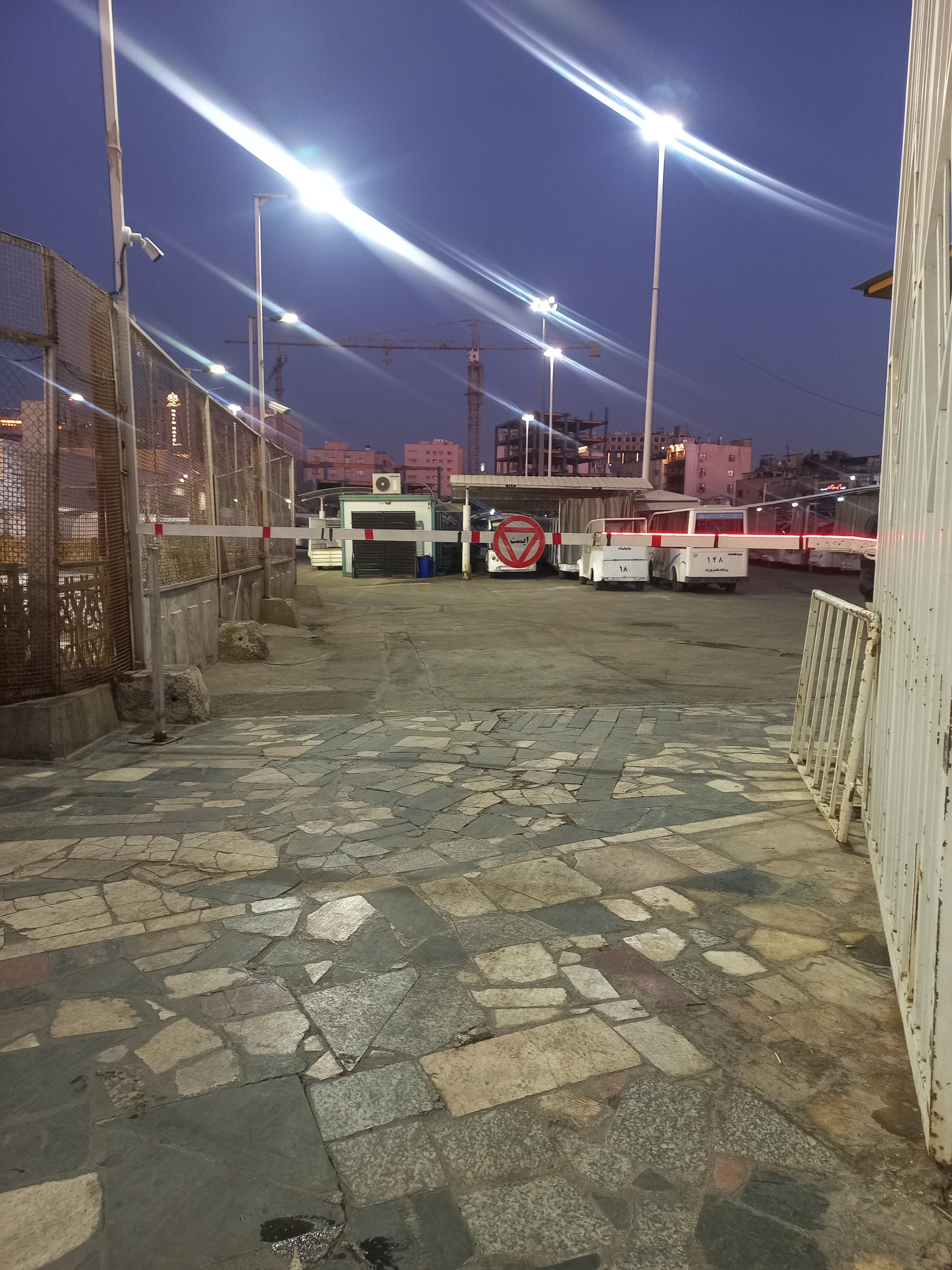عکس پارکینگ خودروهای برقی آستان‌ قدس رضوی