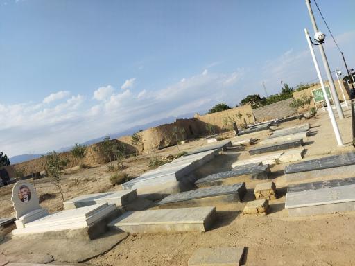 عکس آرامستان وادی السلام جزن(گز)