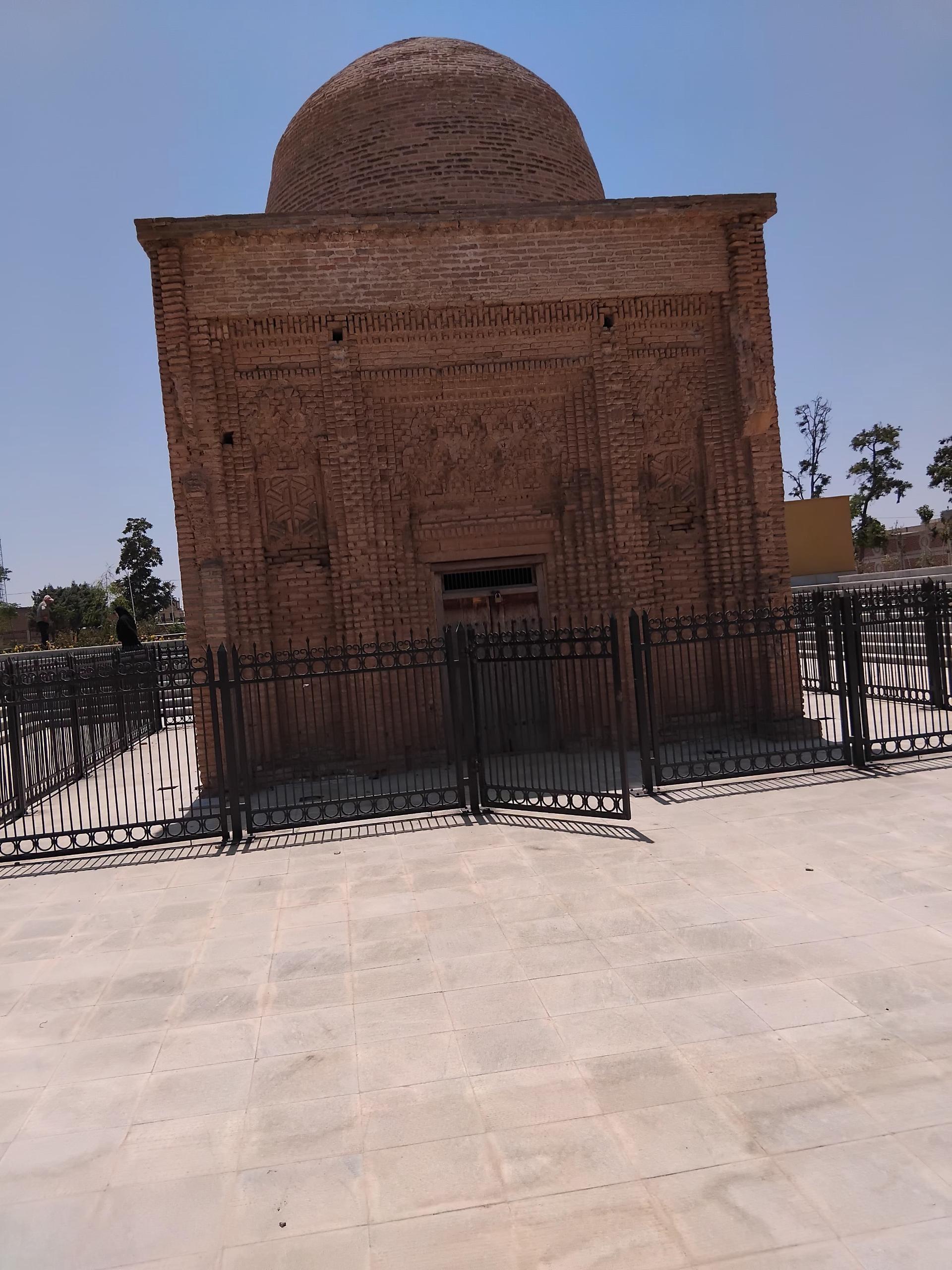عکس بقعه پیر تاکستان