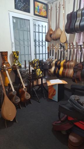 عکس فروشگاه و گالری موسیقی استاد بنان