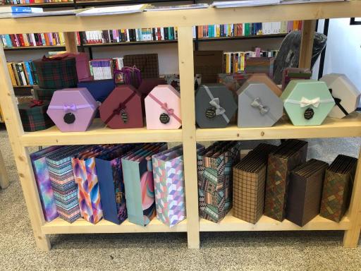 عکس کتاب فروشی پدر