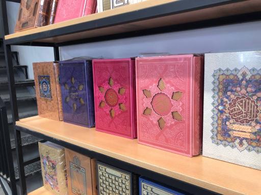 عکس کتاب فروشی پدر