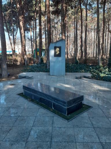 عکس مزار مهندس میر احمد سادات