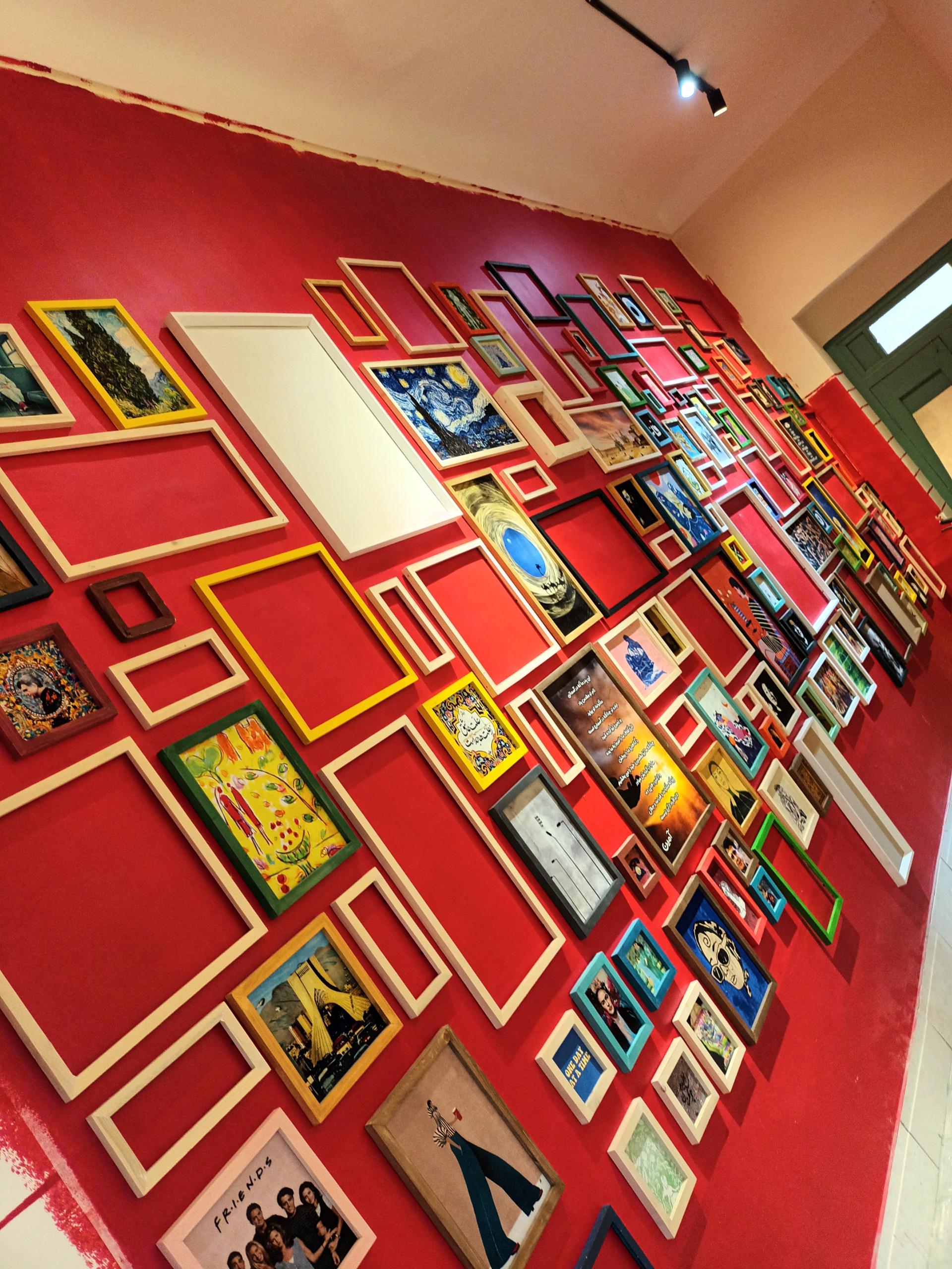 عکس گالری هنری رد وال