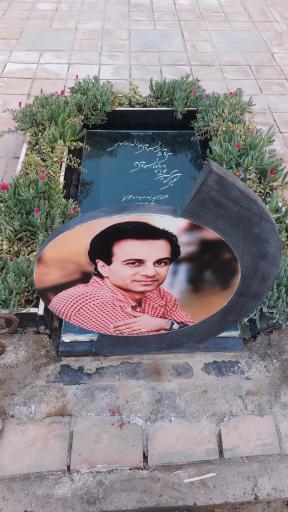 عکس آرامگاه احمد آزاد خواننده