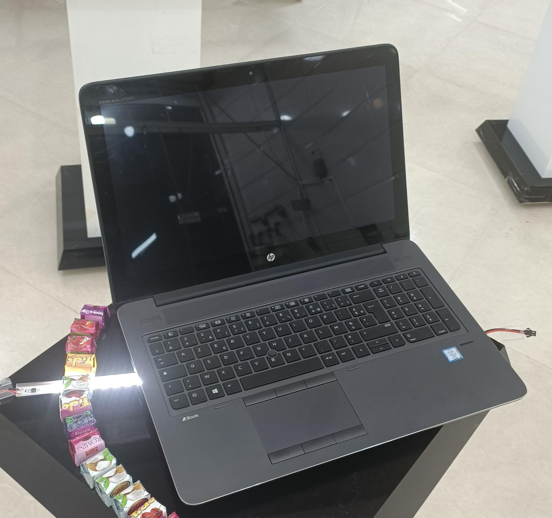 عکس فروشگاه لپتاپ های تک