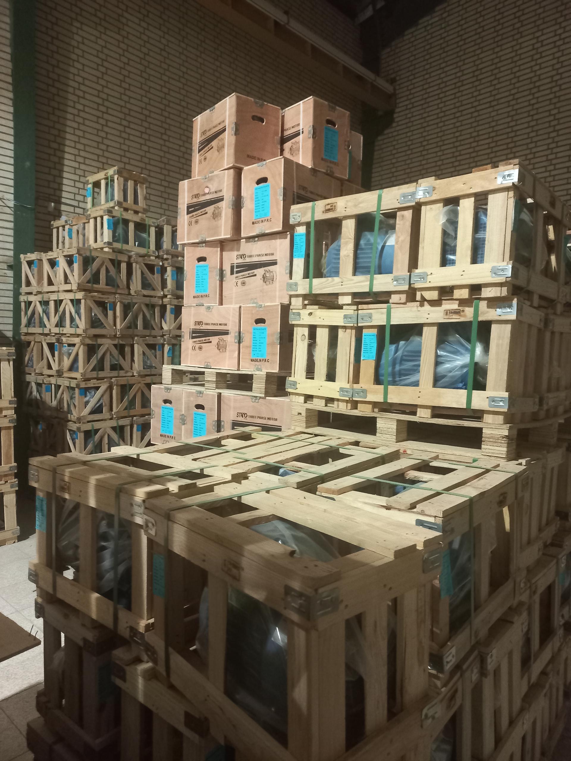 عکس تجهیزات کشاورزی و گلخانه ای مزرعه سبز 