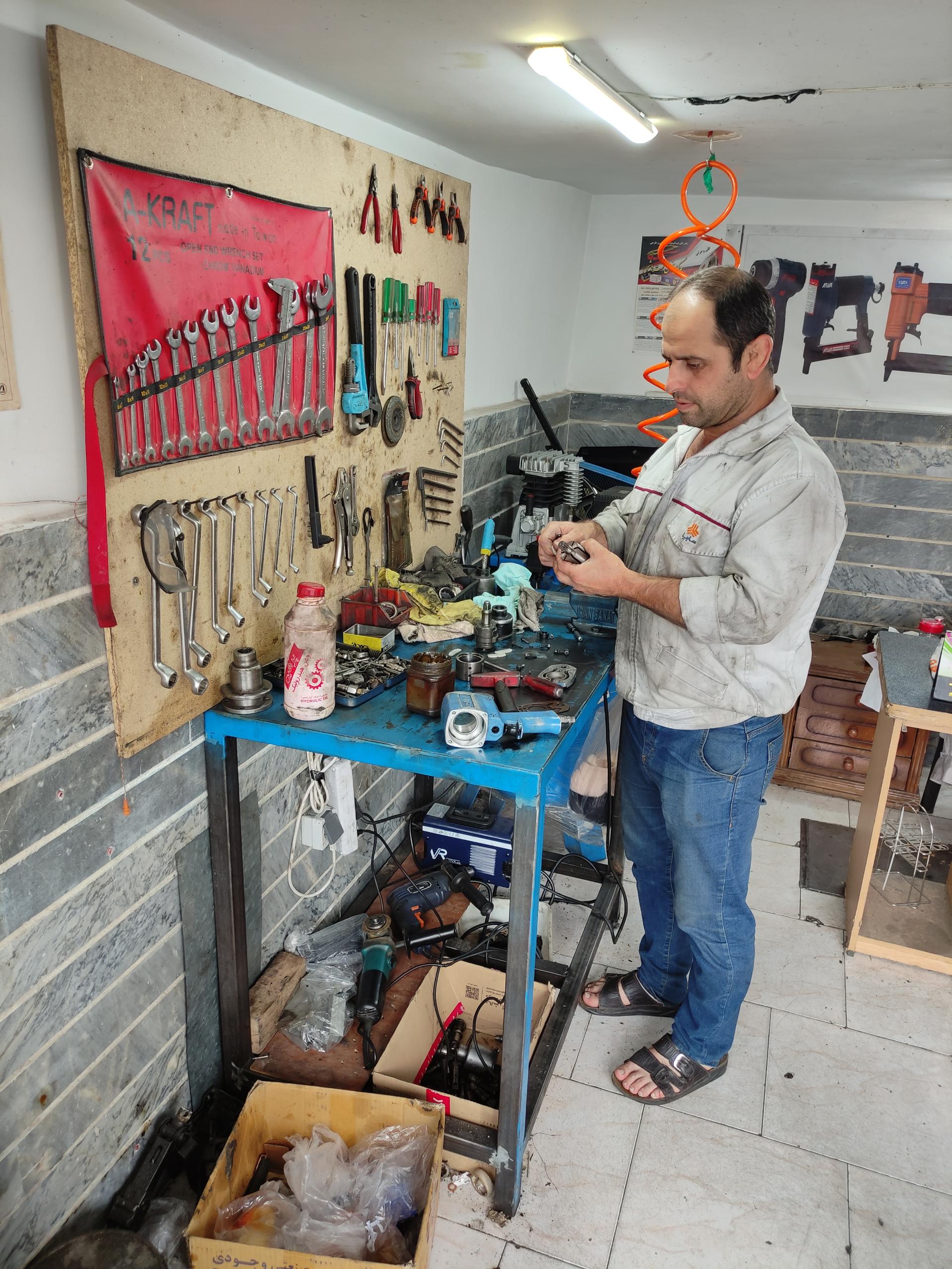 عکس نوین ابزار (تعمیر انواع ابزار بادی و برقی)