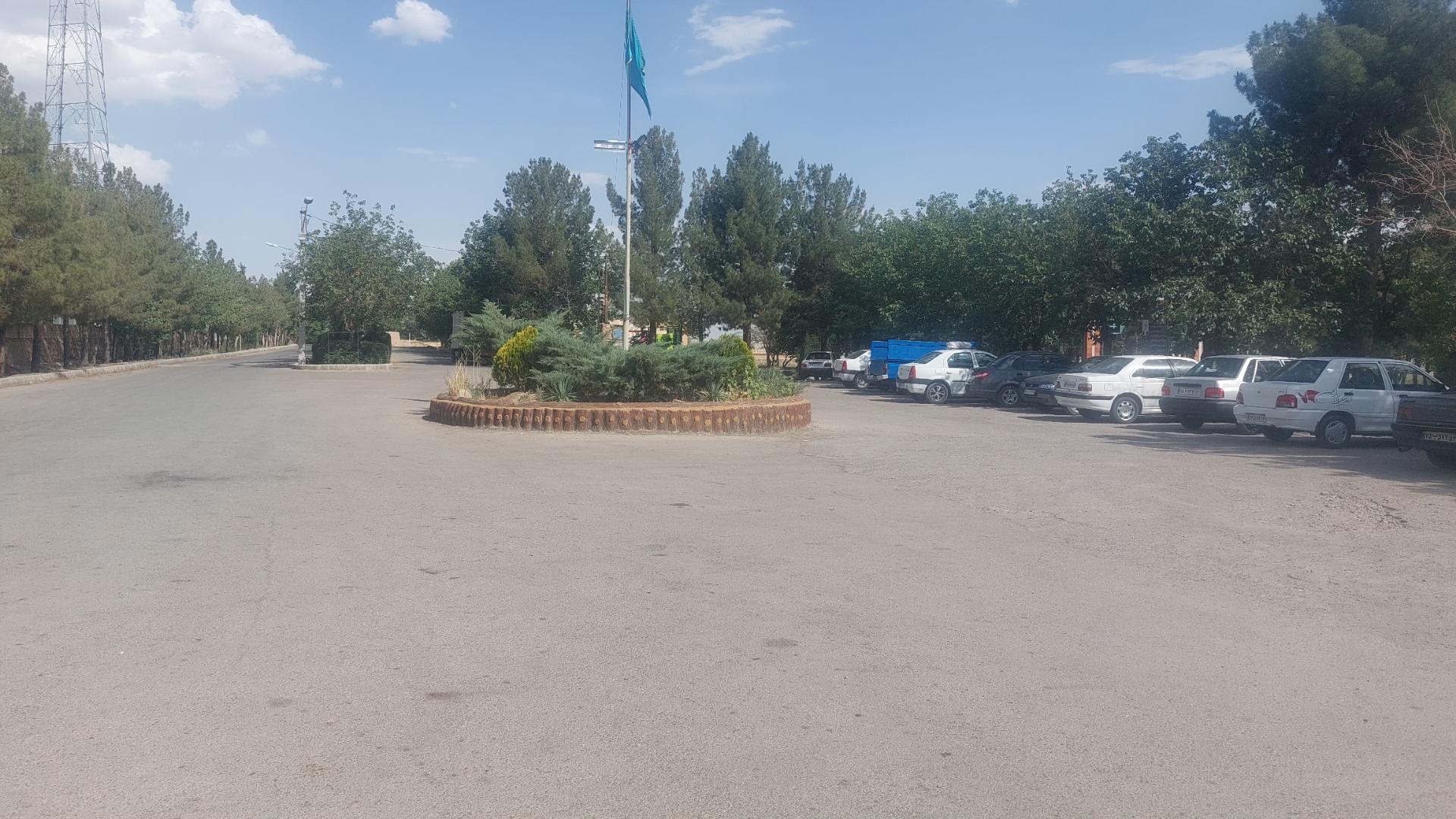 عکس پارکینگ یک امامزاده یحیی