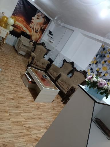 عکس سالن زیبایی رژ طلایی