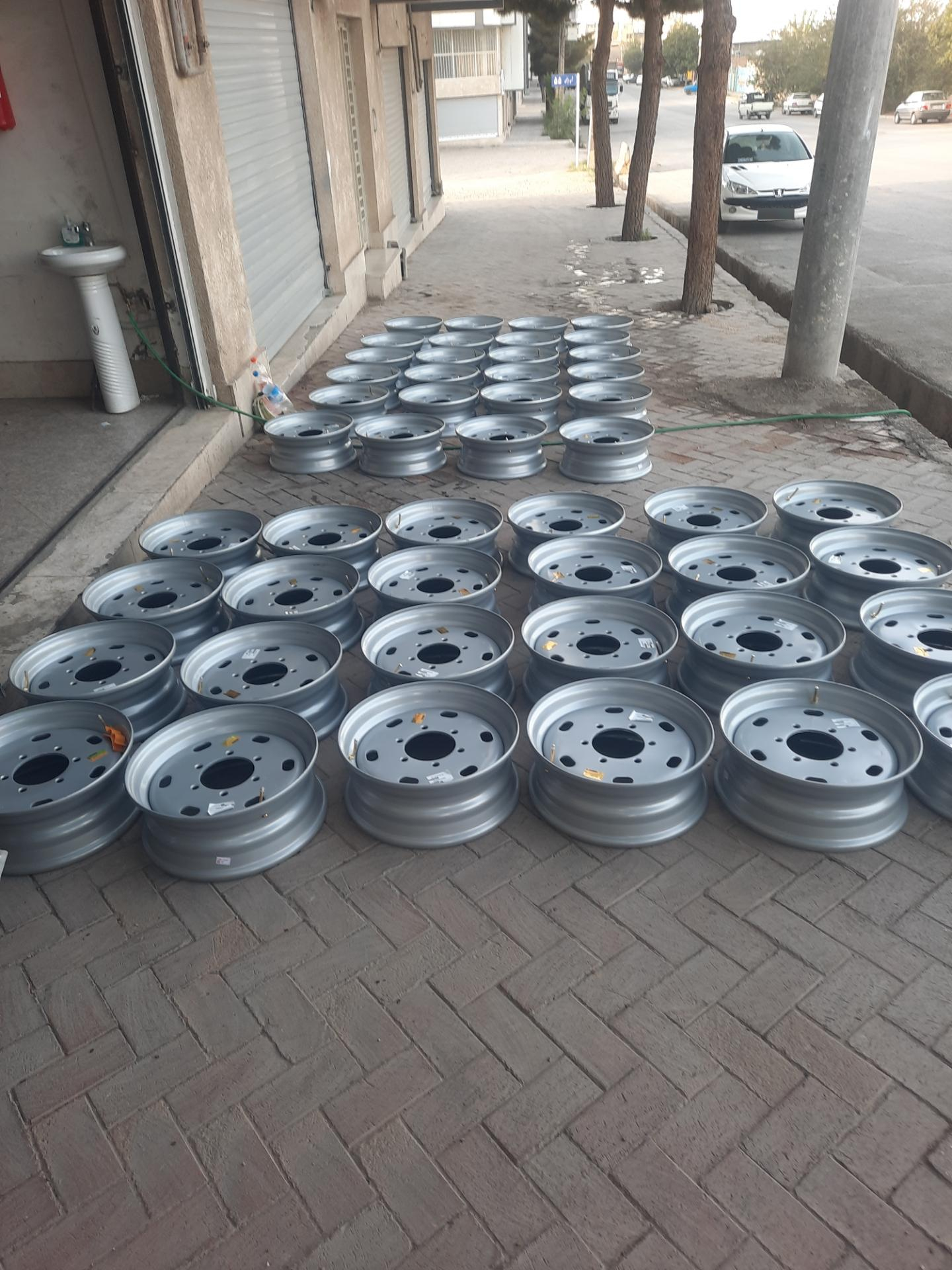 عکس فروشگاه لاستیک حاج حسین