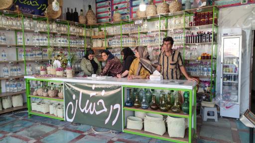 عکس تولیدی گلاب و عرقیات گیاهی درخشان 