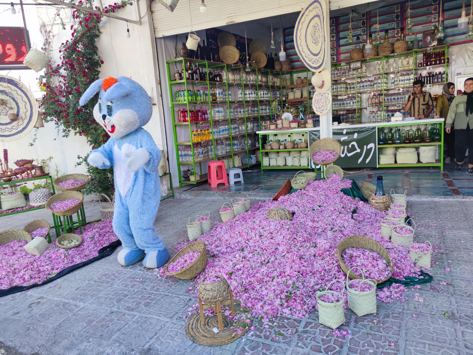 عکس تولیدی گلاب و عرقیات گیاهی درخشان 