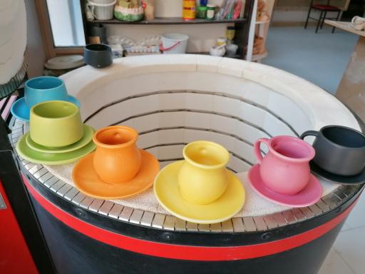 عکس خانه ی سفال و سرامیک خاک رنگ