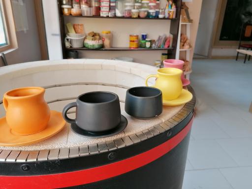 عکس خانه ی سفال و سرامیک خاک رنگ