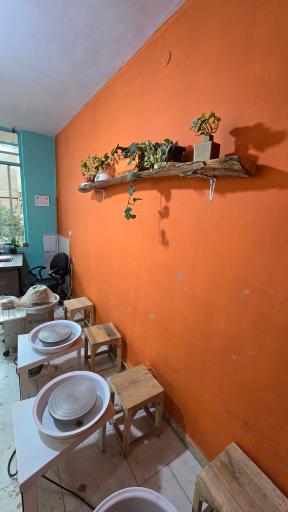 عکس خانه ی سفال و سرامیک خاک رنگ