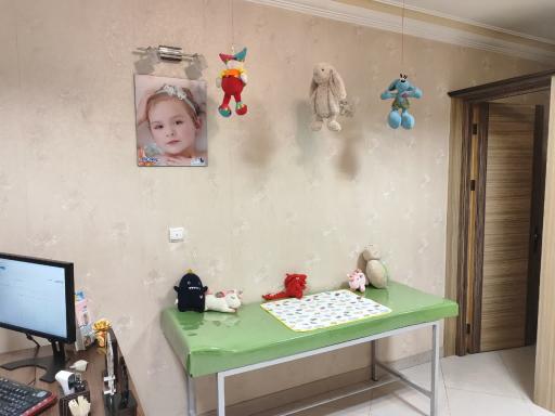 عکس دکتر فرزانه زمانی (متخصص اطفال و نوزادان)