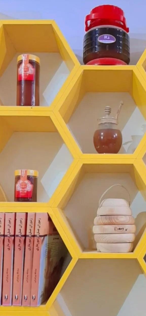 عکس عسل فروشی و تجهیزات زنبورداری