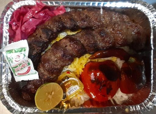 عکس تهیه غذای داداشی‌ها 