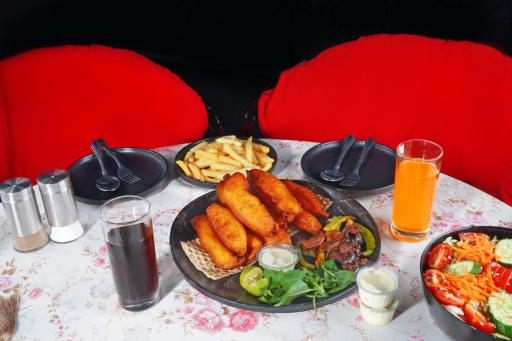 عکس رستوران باغچه طلائی
