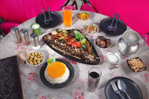 عکس رستوران باغچه طلائی