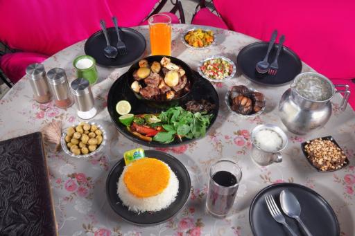 عکس رستوران باغچه طلائی