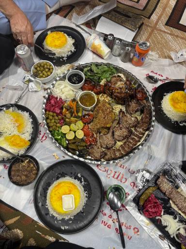 عکس رستوران باغچه طلائی
