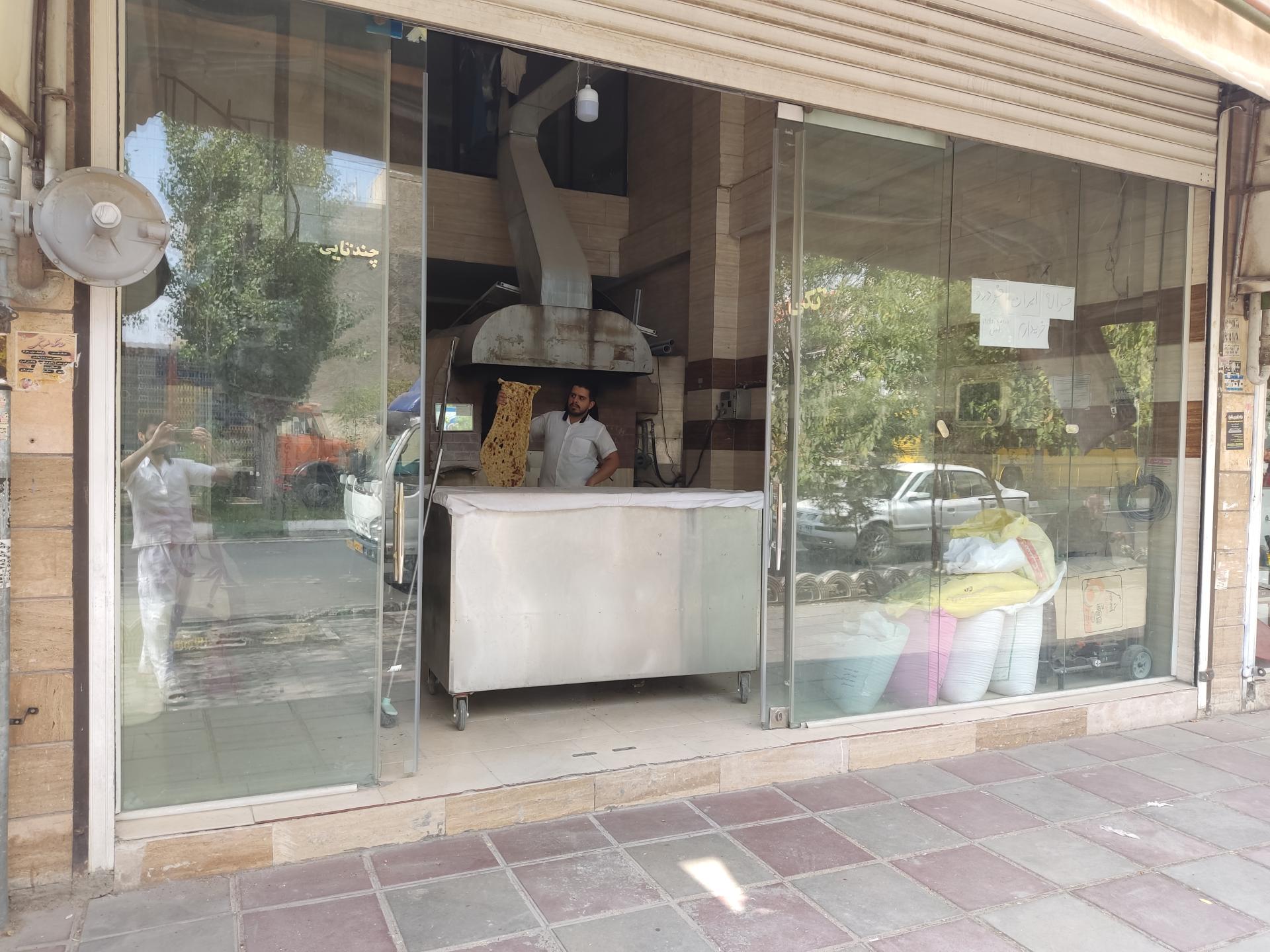 عکس نانوایی سنگک