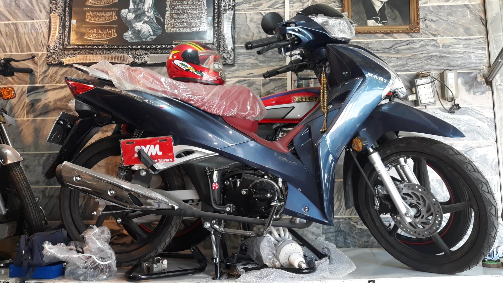 عکس نمایشگاه و فروشگاه موتور سیکلت یاران