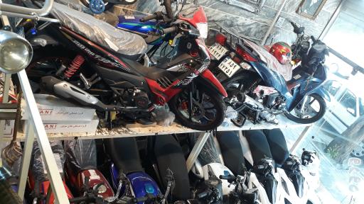 عکس نمایشگاه و فروشگاه موتور سیکلت یاران