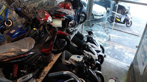 عکس نمایشگاه و فروشگاه موتور سیکلت یاران