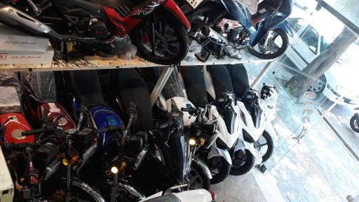 عکس نمایشگاه و فروشگاه موتور سیکلت یاران