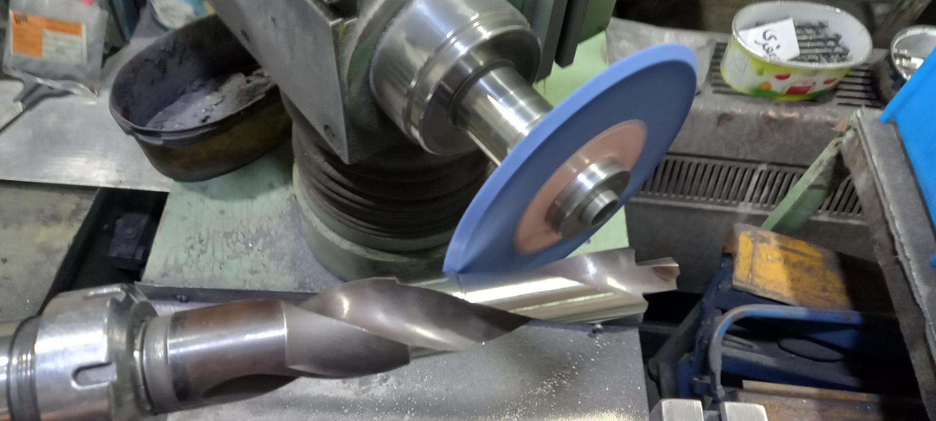 عکس ابزار تیزکنی و ابزارسازی امین