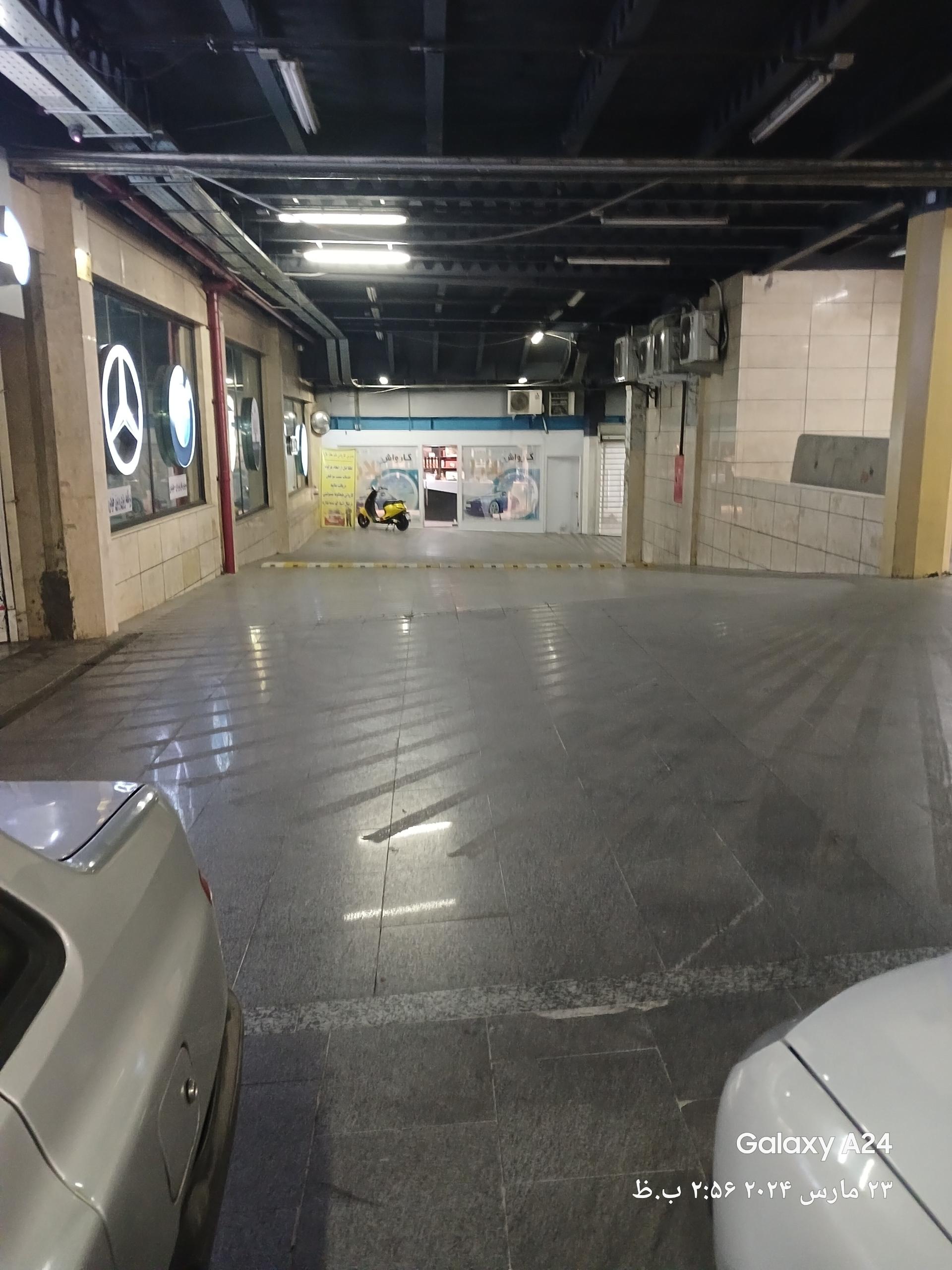 عکس پارکینگ مرکز خرید پلازا
