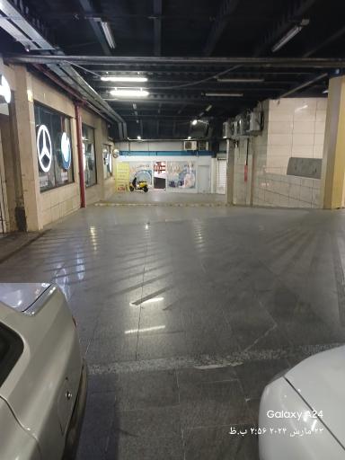 عکس پارکینگ مرکز خرید پلازا
