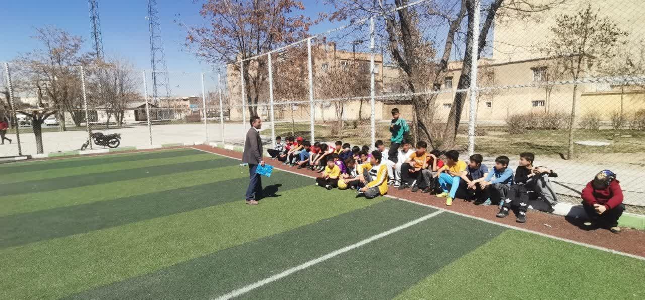 عکس زمین چمن فوتبال بوستان شهید مدنی 