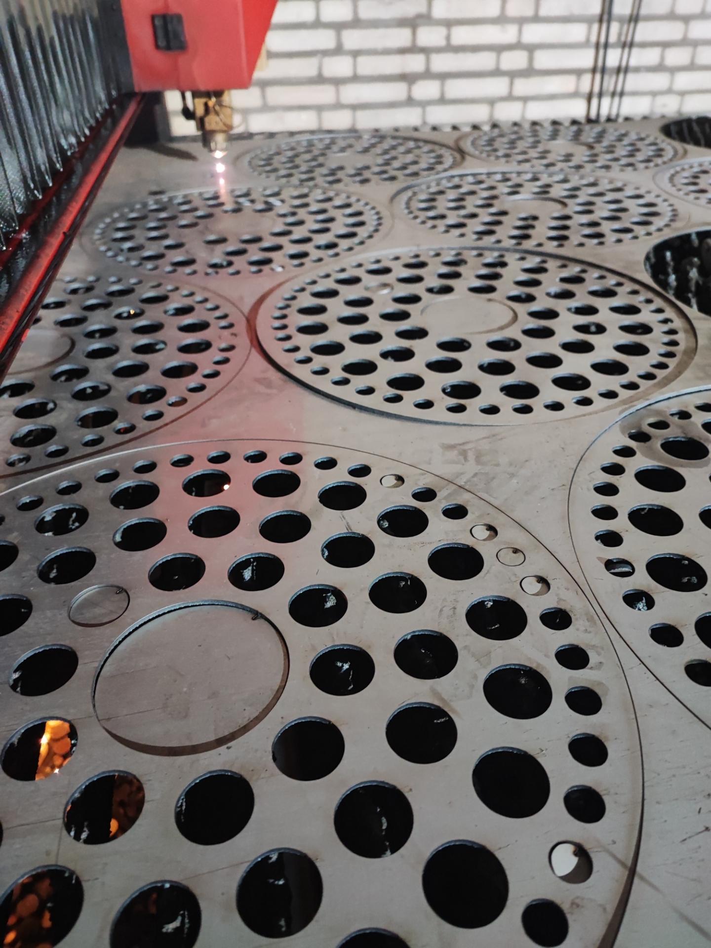 عکس برش لیزر فلزات بزرگی