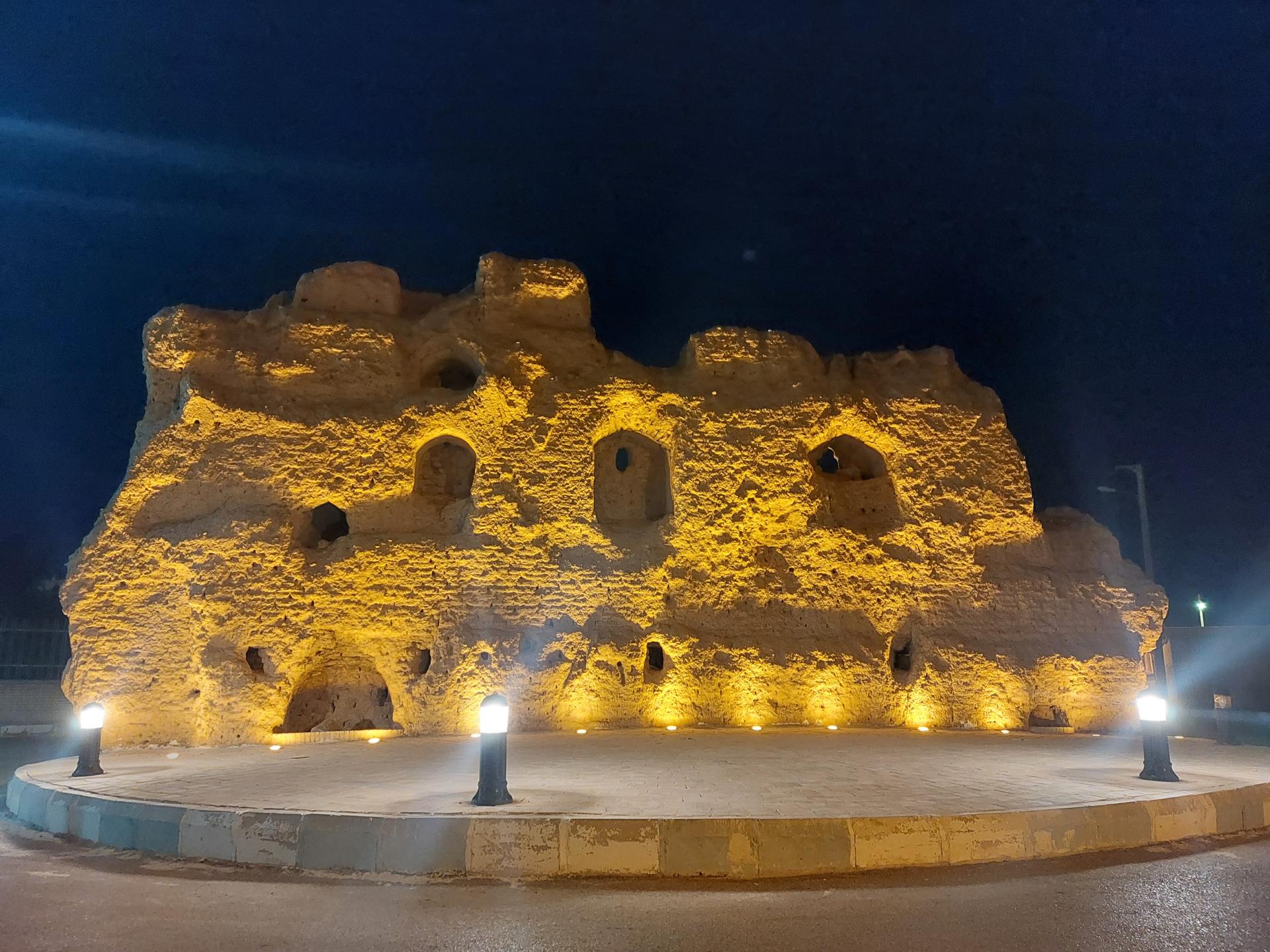 عکس دیوار باستانی کوهپایه