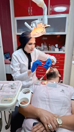 عکس دکتر اَمَن زاده متخصص دندان پزشکی
