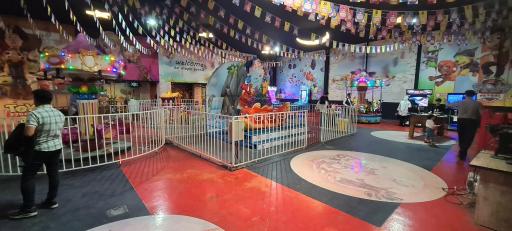 عکس مجتمع تجاری تفریحی رویال