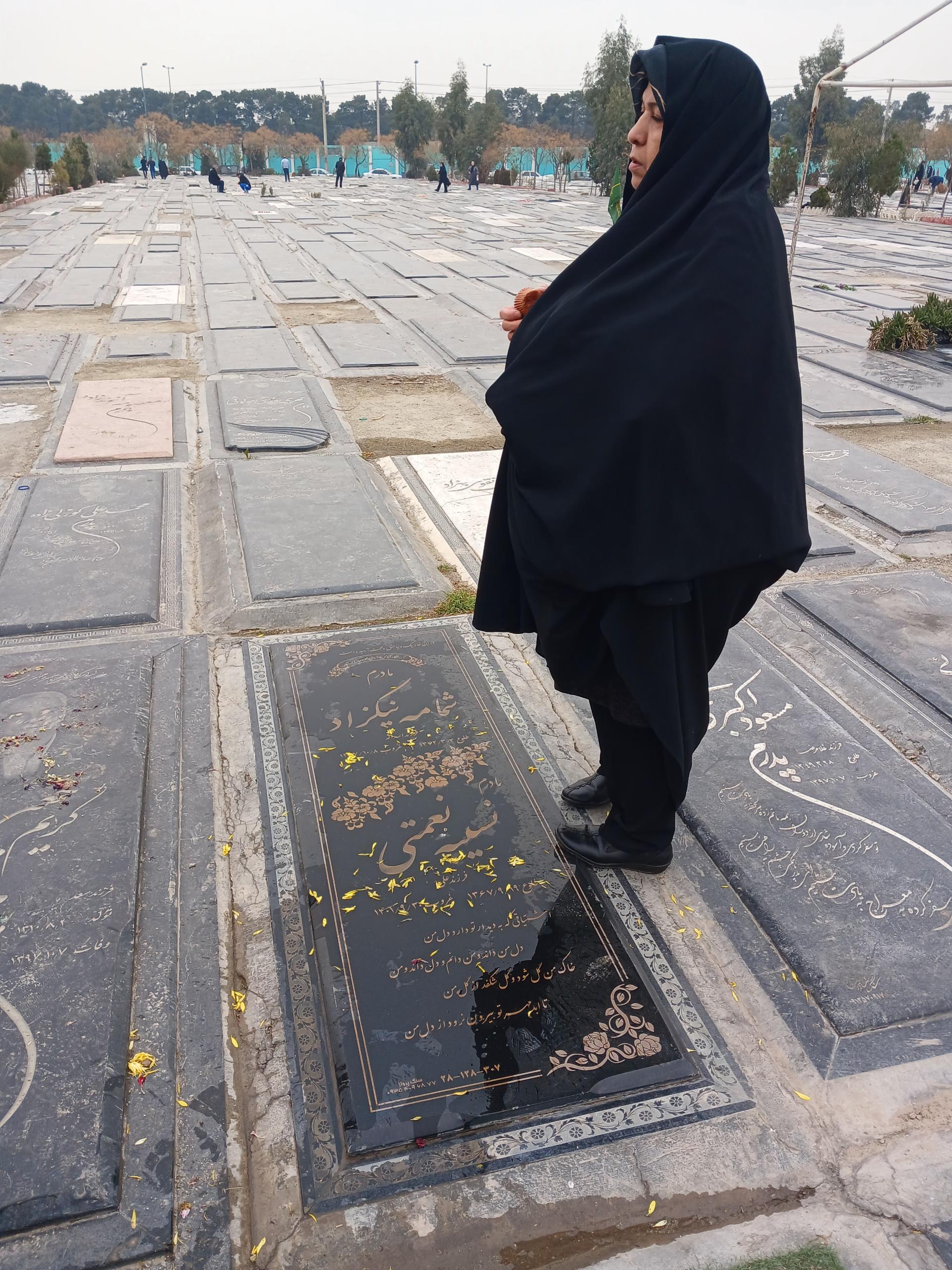 عکس مزار مرحومه شمامه نیکزاد