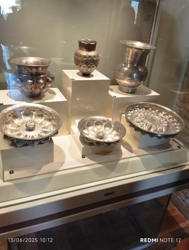 عکس موزه باستان شناسی و مردم شناسی  فلک الافلاک