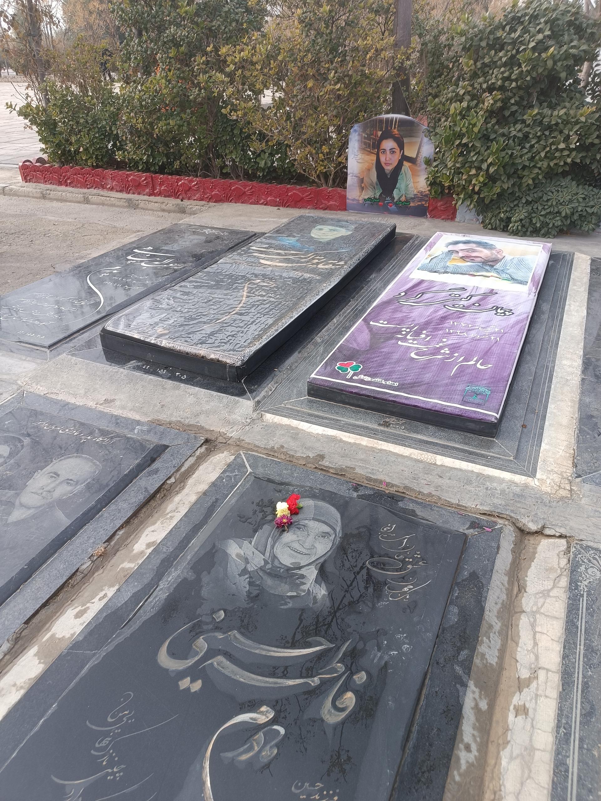عکس مزار فاطمه حسینی 