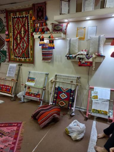 عکس آموزشگاه گلیم بافی و دستبافته های رحیمی لرکی