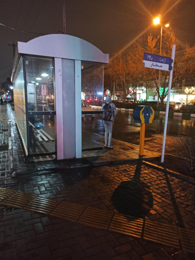 عکس ایستگاه اتوبوس ابتدای عطار