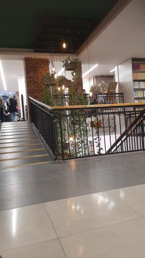 عکس شهر فرهنگ و هنر شعبه چهارباغ بالا