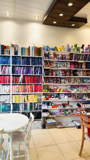 عکس کافه‌کتاب بالتازار